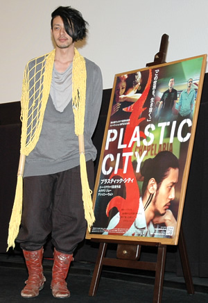 オダギリジョー『PLASTIC CITY』マイペースな舞台挨拶｜ブンロク